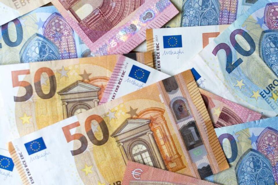 Eine Menge Geldscheine liegen auf einem Tisch Eine Menge Geldscheine liegen auf einem Tisch