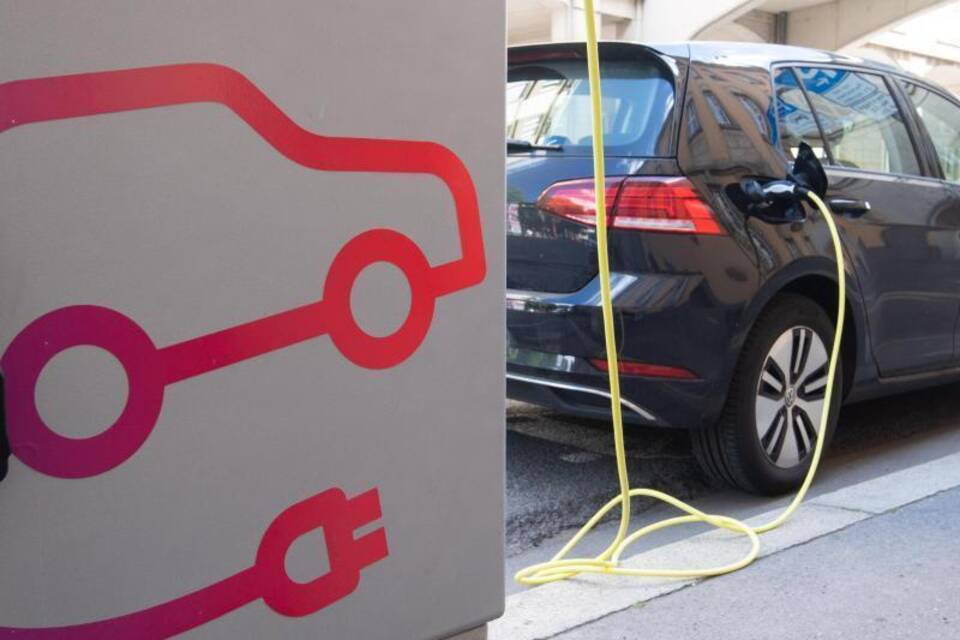 e-Auto an einer Ladesäule e-Auto an einer Ladesäule