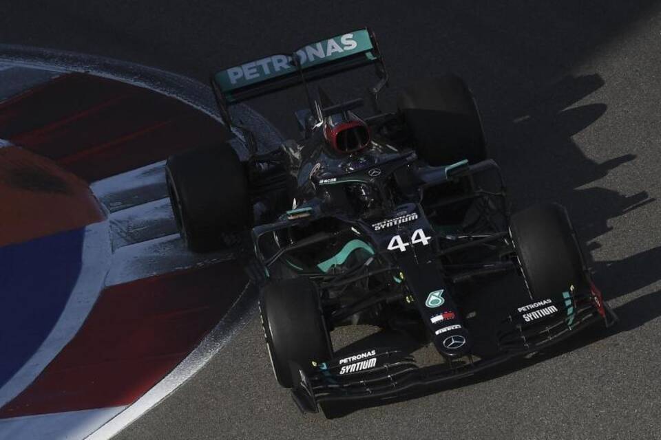 Lewis Hamilton in seinem Rennwagen