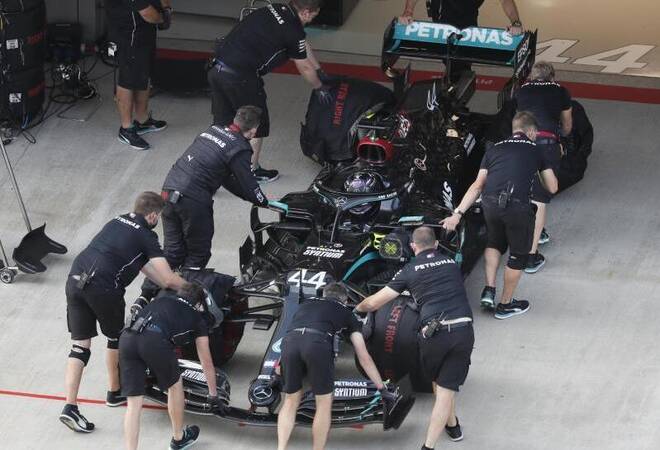 Formel 1 Team: Corona-Fall bei Mercedes: Hamilton zeigt ...