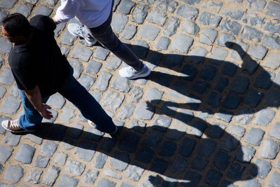 Hand in Hand Hand in Hand