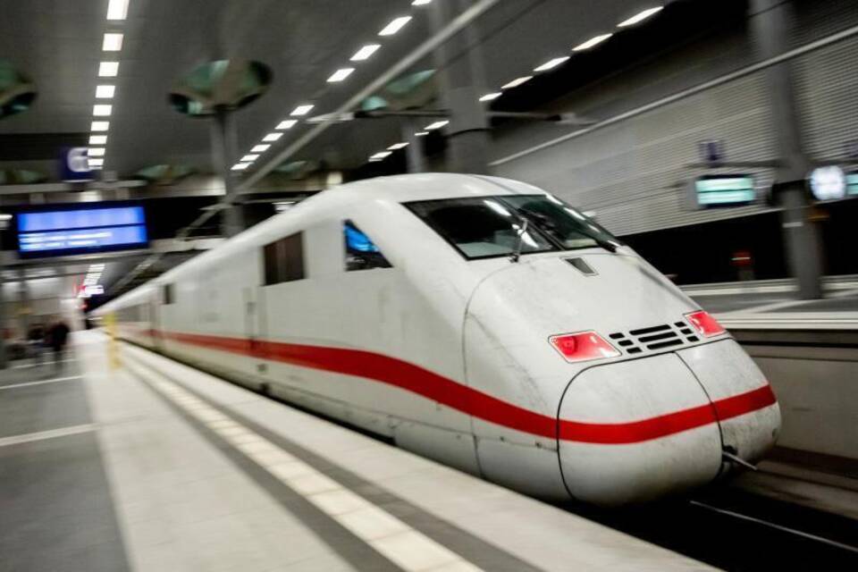 ICE im Berliner Hauptbahnhof ICE im Berliner Hauptbahnhof