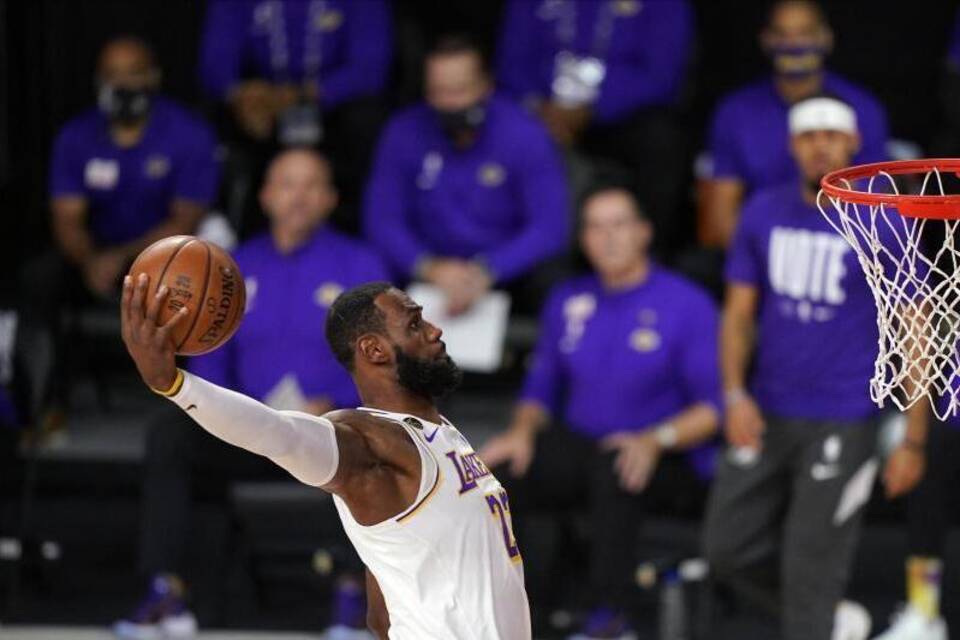 LeBron James am Korb LeBron James am Korb