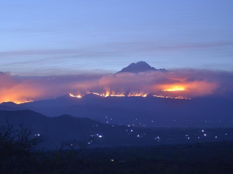Afrikas Hochster Berg Flammen Am Kilimandscharo Lodern Weiter Aus Aller Welt Rnz