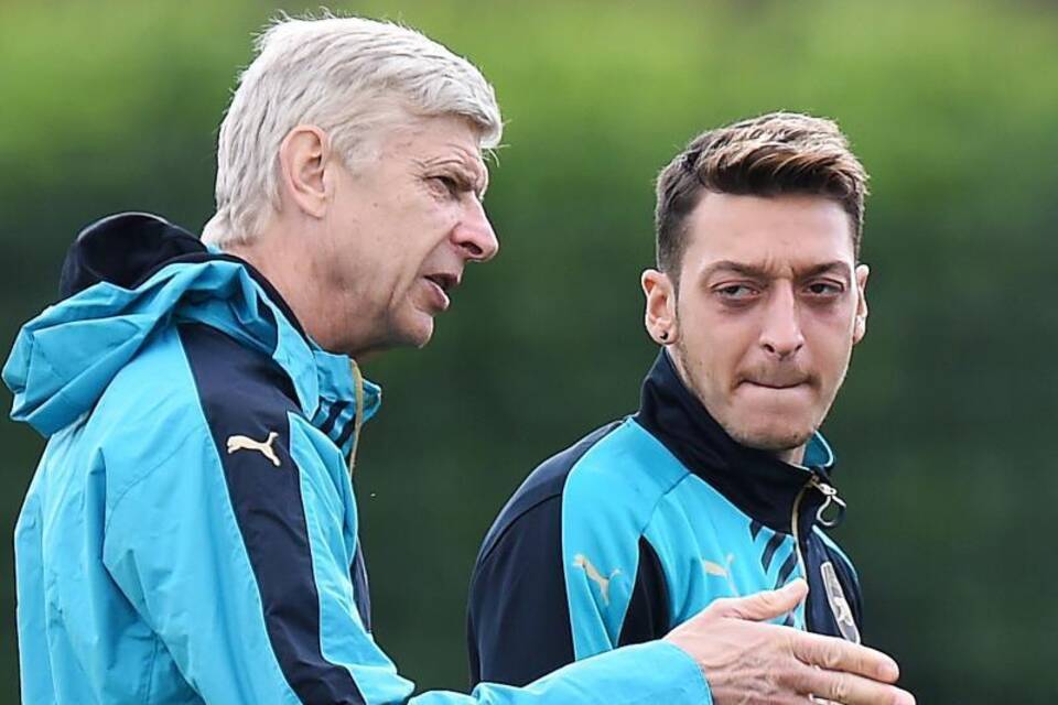 Mesut Özil und Arsene Wenger