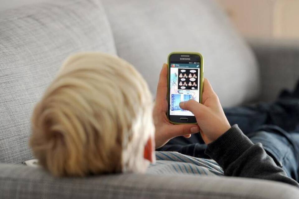 Junge mit Smartphone Junge mit Smartphone