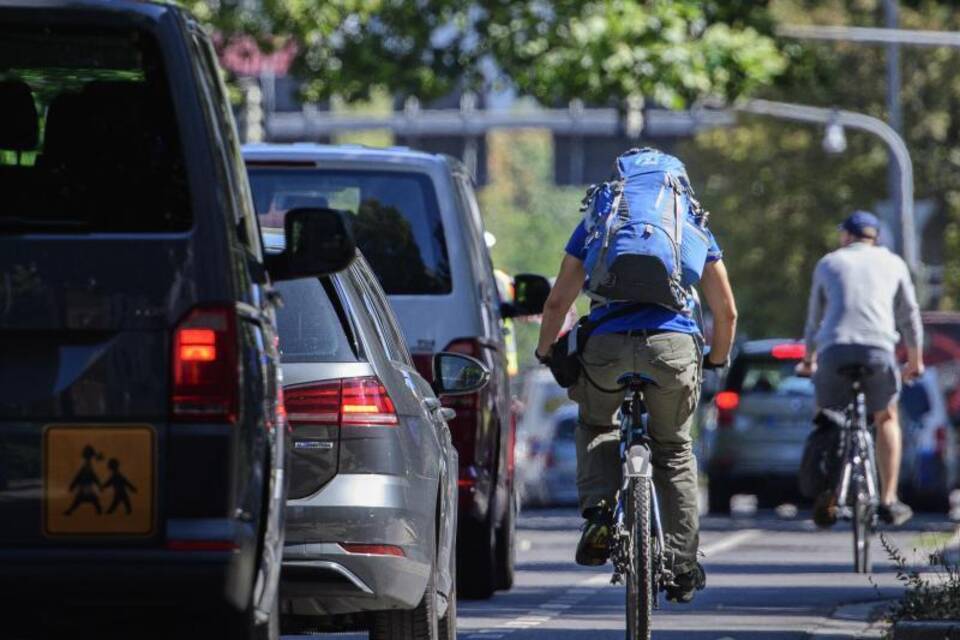 Es kann gefährlich sein, wenn Autos nah an Radlern vorbeifahren