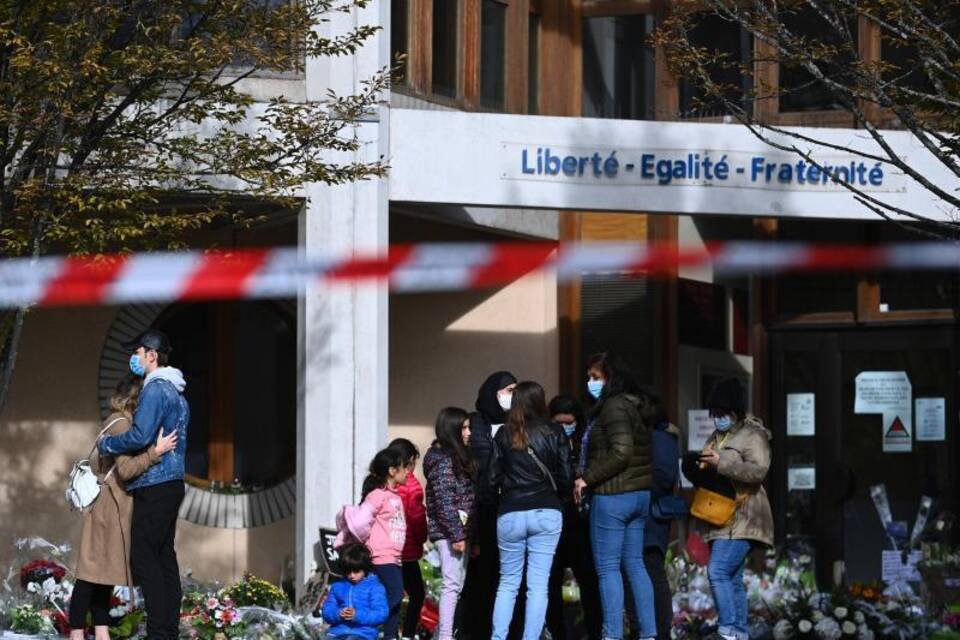 Nach Ermordung eines Lehrers bei Paris