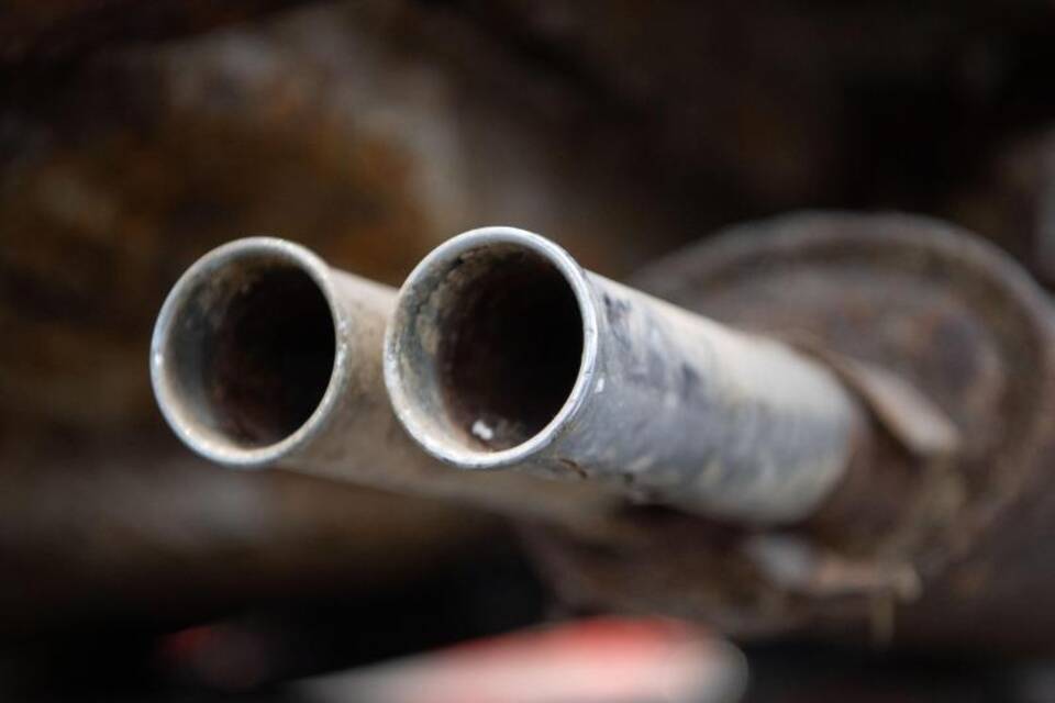 Durchgerosteter Auspuff ist bei älterem Auto kein Mangel Durchgerosteter Auspuff ist bei älterem Auto kein Mangel
