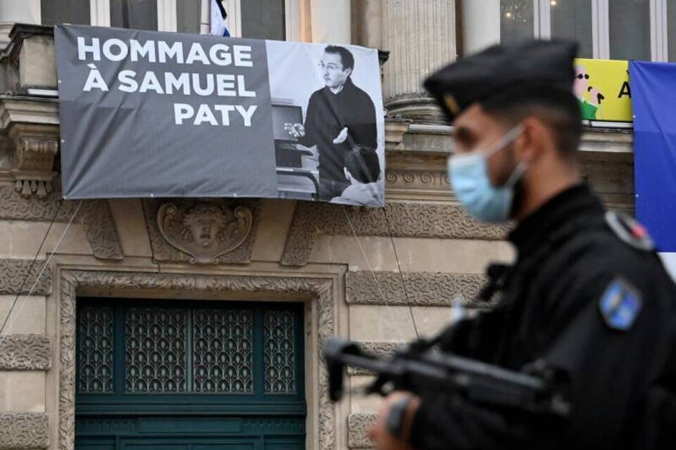 Nach Ermordung eines Lehrers bei Paris Nach Ermordung eines Lehrers bei Paris