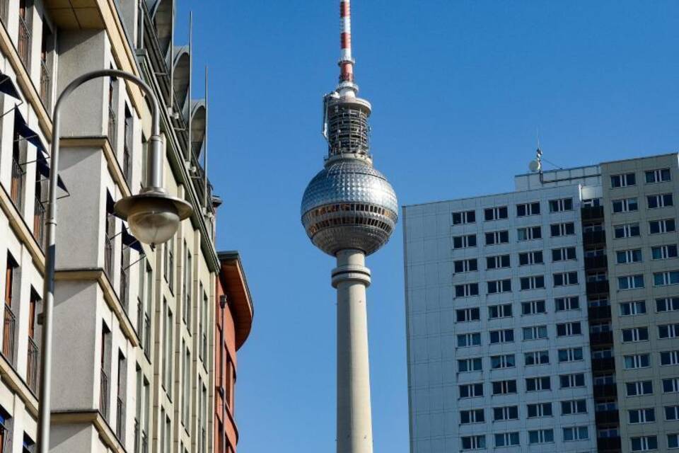 Wohnhäuser und Fernsehturm in Berlin