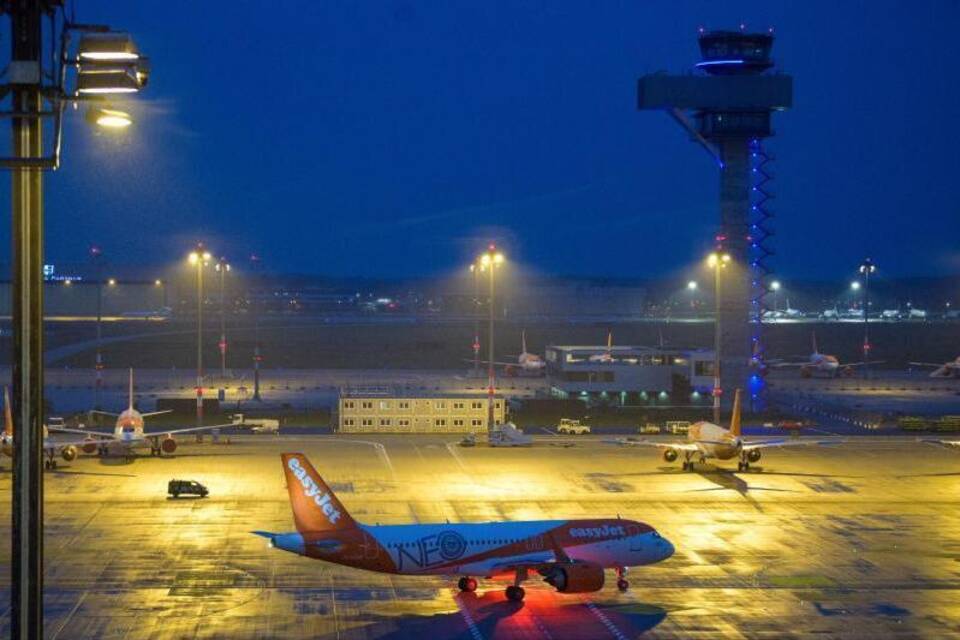 Erste Starts vom neuen Flughafen Berlin Brandenburg Willy Brandt