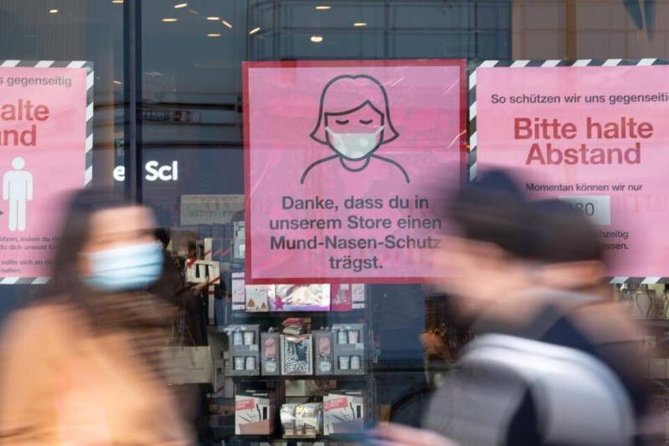 "Bitte Abstand halten" "Bitte Abstand halten"