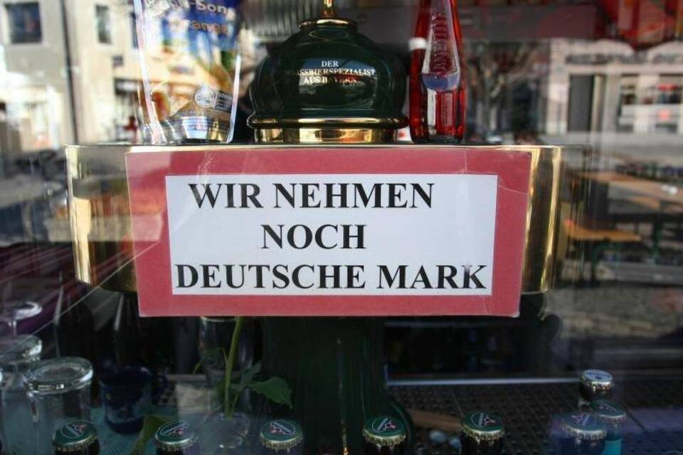 Her mit der D-Mark Her mit der D-Mark