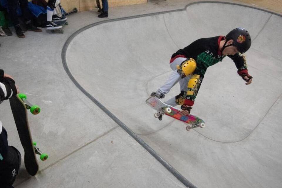 Schüler auf Skateboard