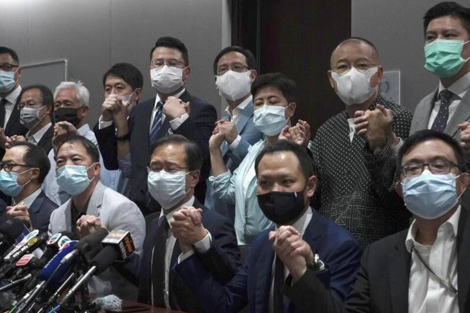 Massenrücktritt von Abgeordneten im Hongkonger Parlament Massenrücktritt von Abgeordneten im Hongkonger Parlament