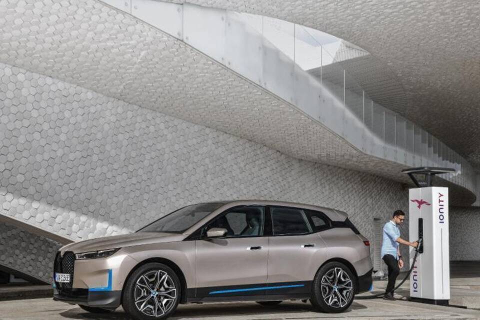 BMW präsentiert iX BMW präsentiert iX