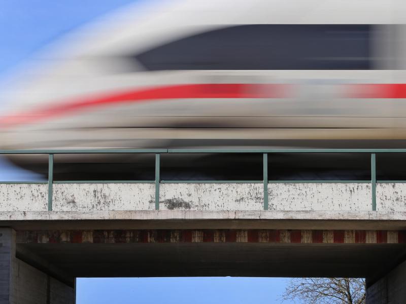 Vollbusige Stiefmama Benimmt Sich Daneben Vollbusige Stiefmama Benimmt Sich Daneben