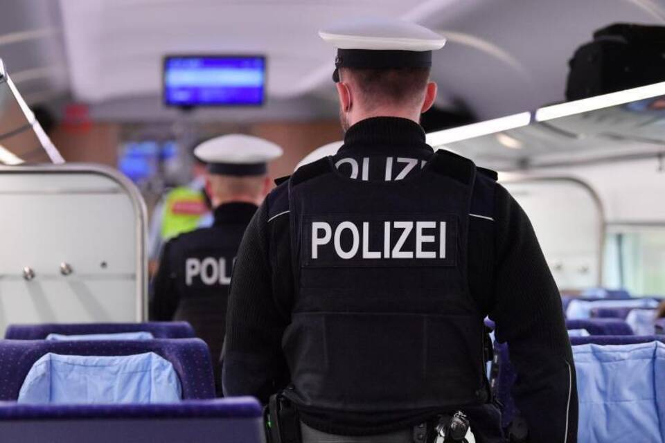 Masken-Kontrolle im ICE Masken-Kontrolle im ICE