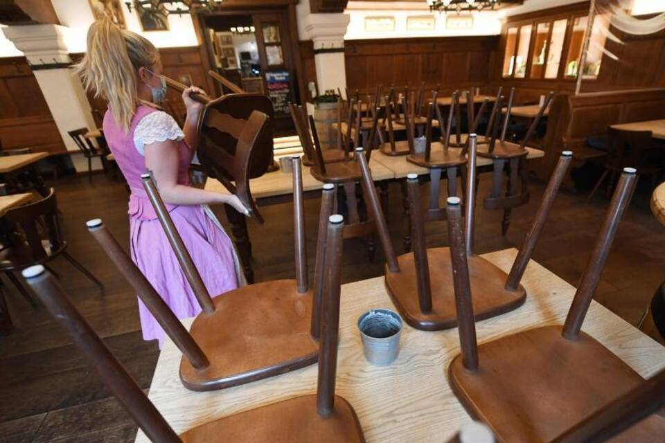 Hochgestellte Stühle im Restaurant