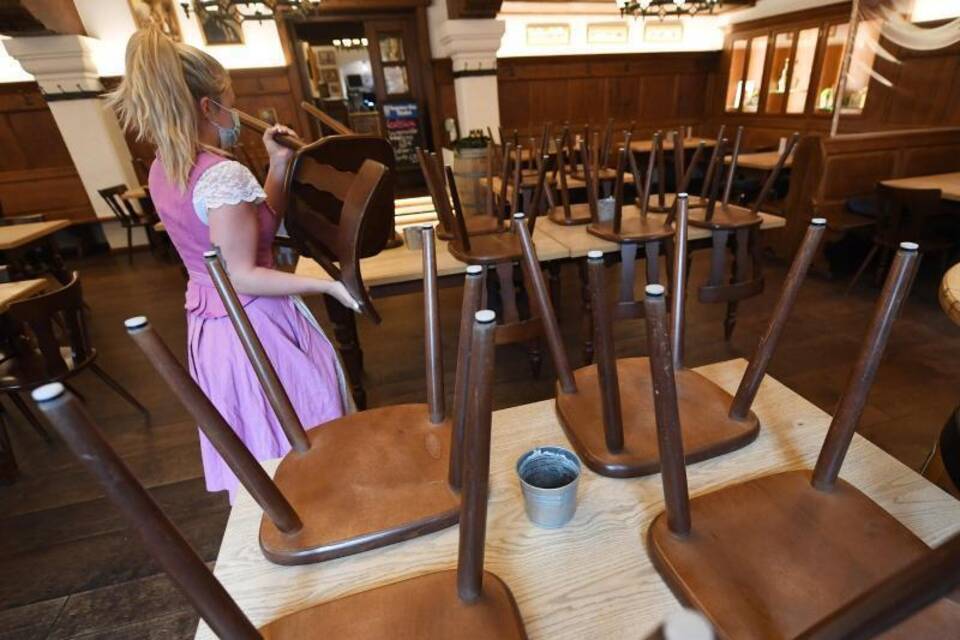 Hochgestellte Stühle im Restaurant Hochgestellte Stühle im Restaurant