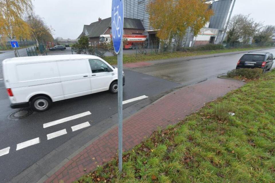 Der Radweg endet vor der Parkbucht Der Radweg endet vor der Parkbucht