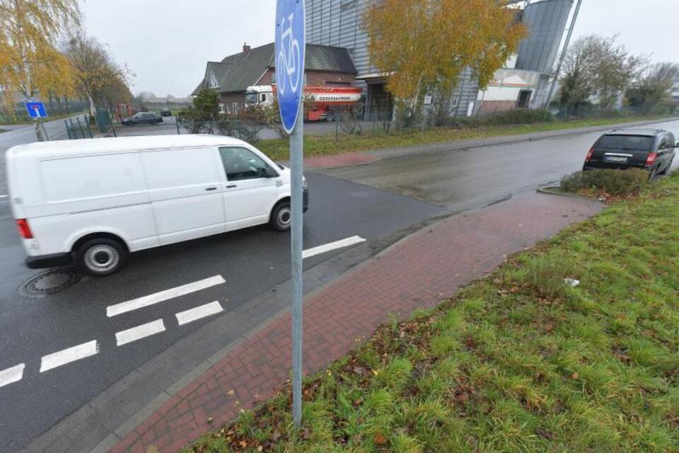 Der Radweg endet vor der Parkbucht