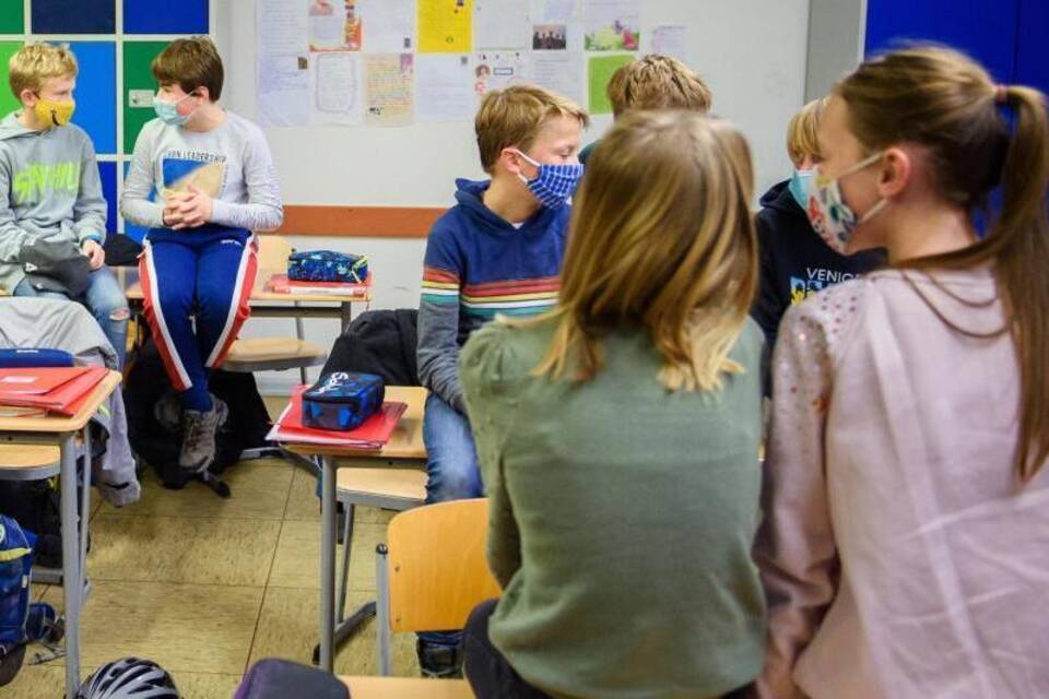 Schüler mit Masken Schüler mit Masken