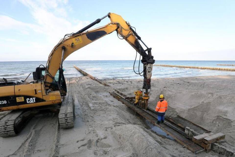 KINA - Bagger und Buhnen am Strand