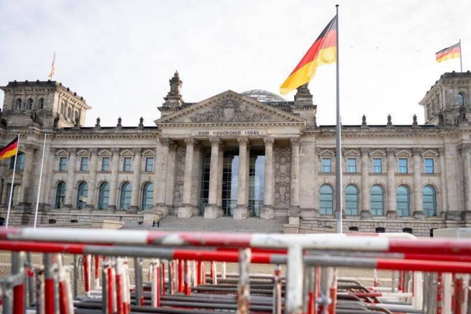 Absperrgitter vor Reichstagsgebäude