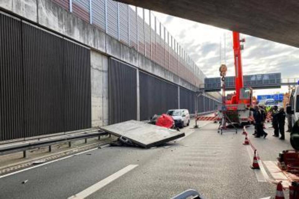 Betonteil stürzt auf Wagen