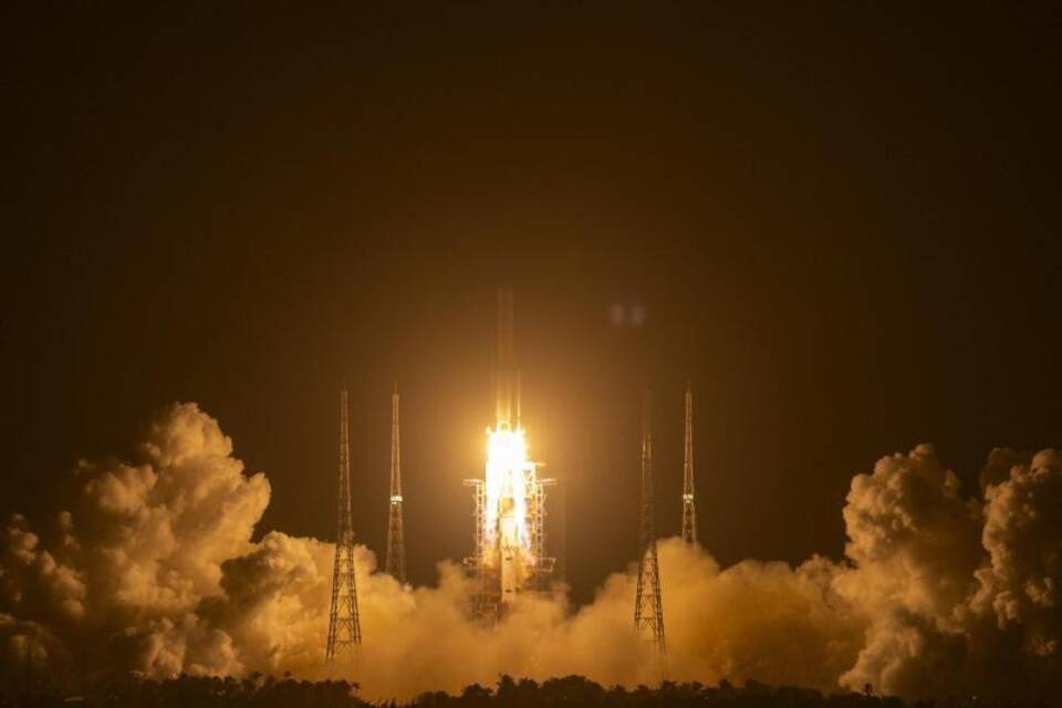 China startet Raumschiff zum Mond China startet Raumschiff zum Mond