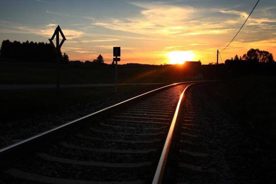 Bahngleise im Abendlicht