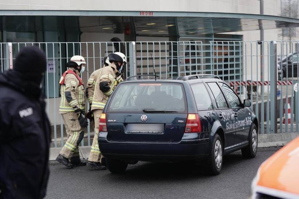 Auto vor Bundeskanzleramt Auto vor Bundeskanzleramt