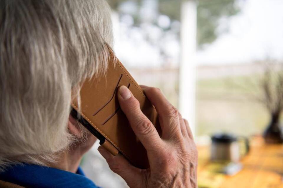 Rentnerin am Telefon