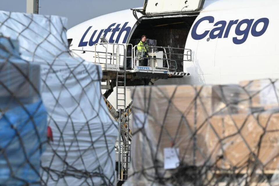 Ein Flugzeug der Lufthansa Cargo wird beladen