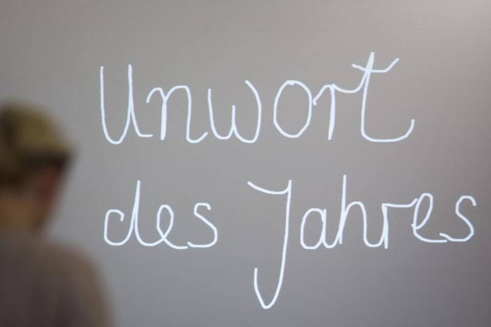 «Unwort des Jahres» steht auf einer Leinwand