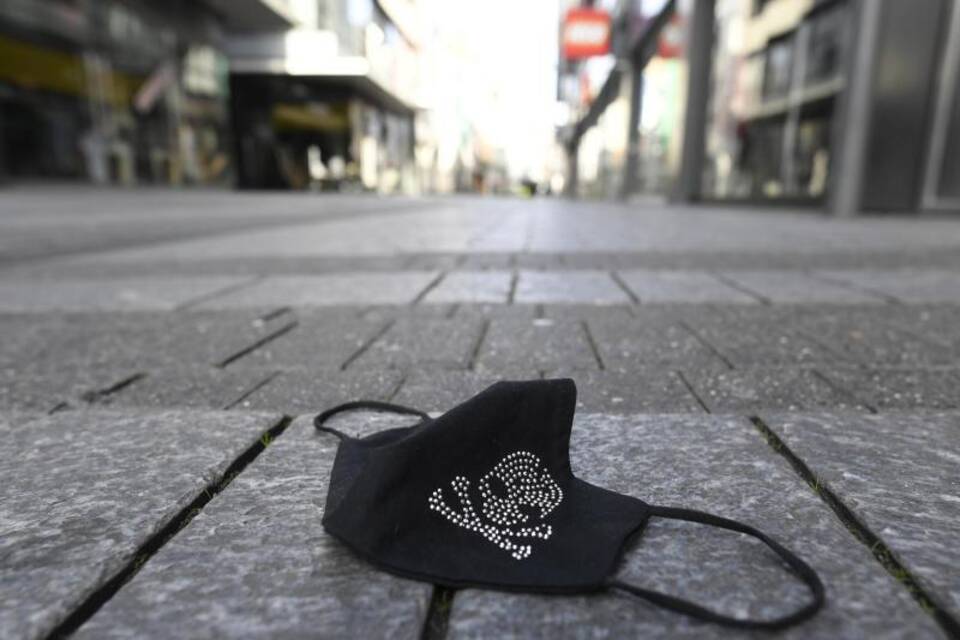Eine Maske liegt auf der Straße