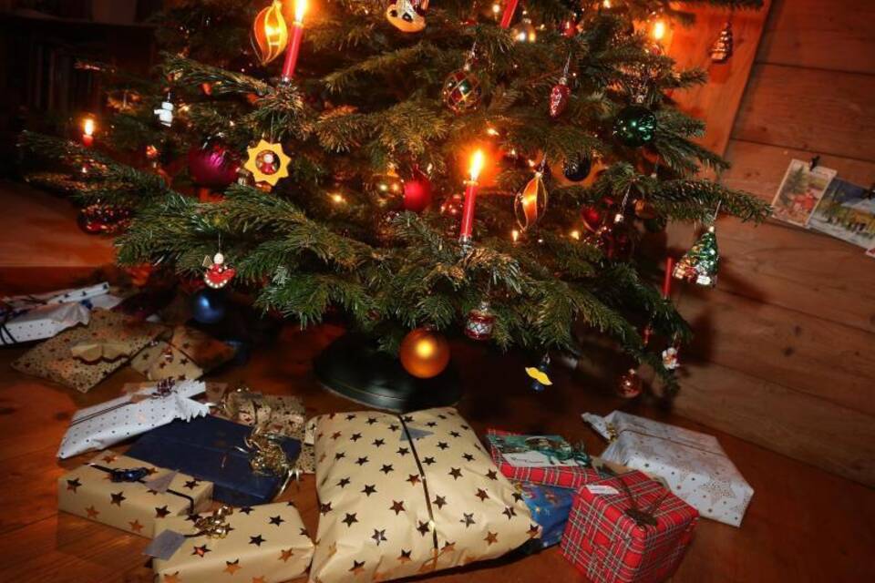 Geschenke unterm Weihnachtsbaum Geschenke unterm Weihnachtsbaum