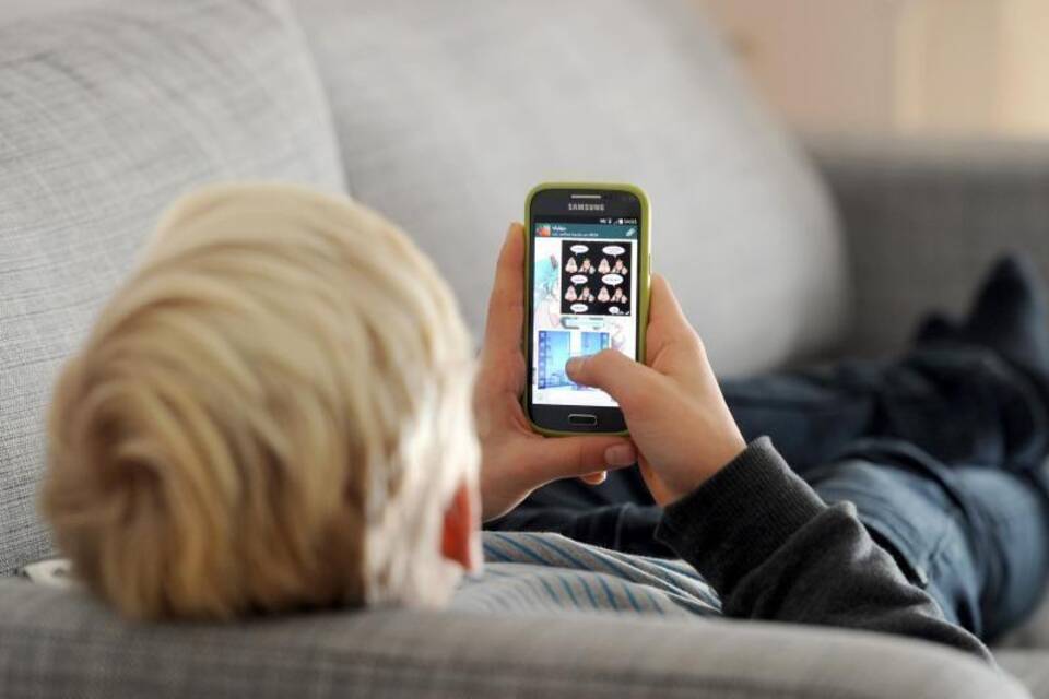 Jugendlicher mit Smartphone Jugendlicher mit Smartphone