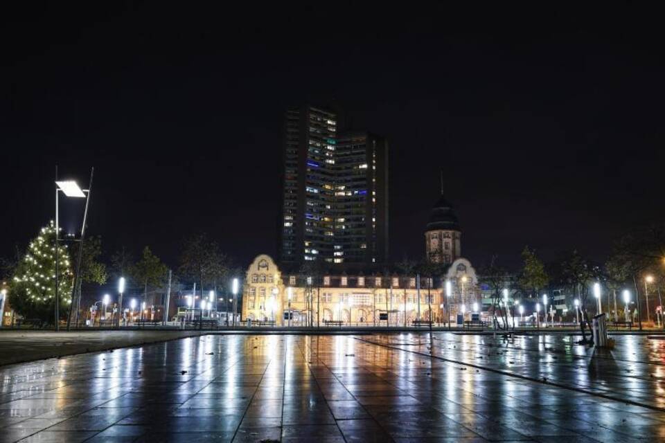 Blick auf einen menschenleeren Platz in Mannheim