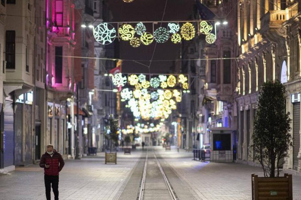 Fast menschenleere Straße in Istanbul