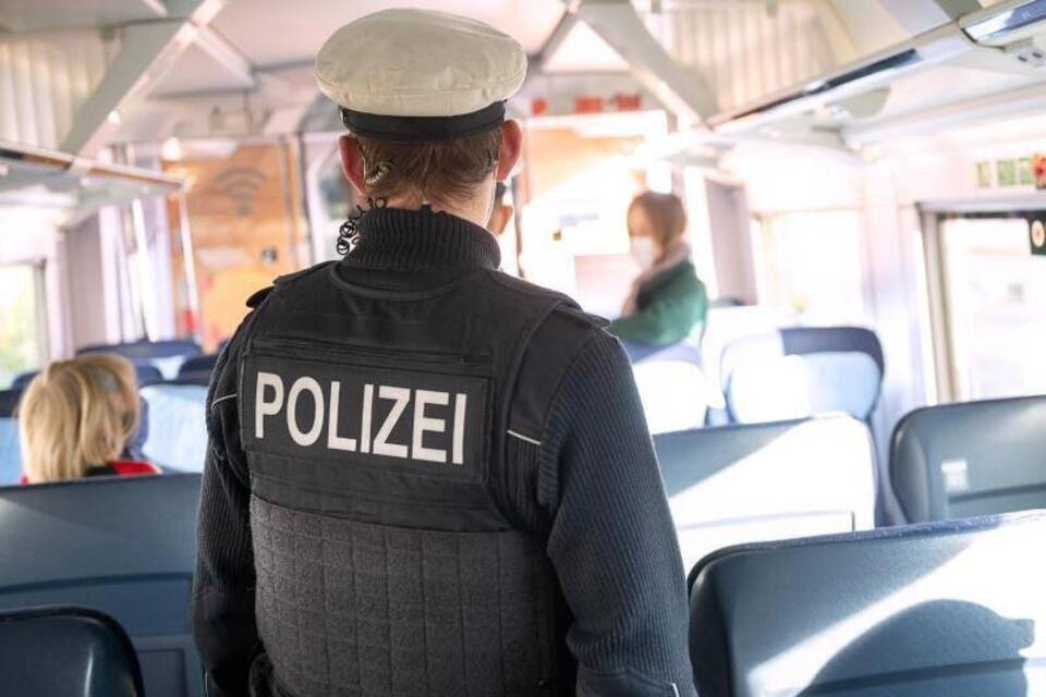 Polizist in der Bahn