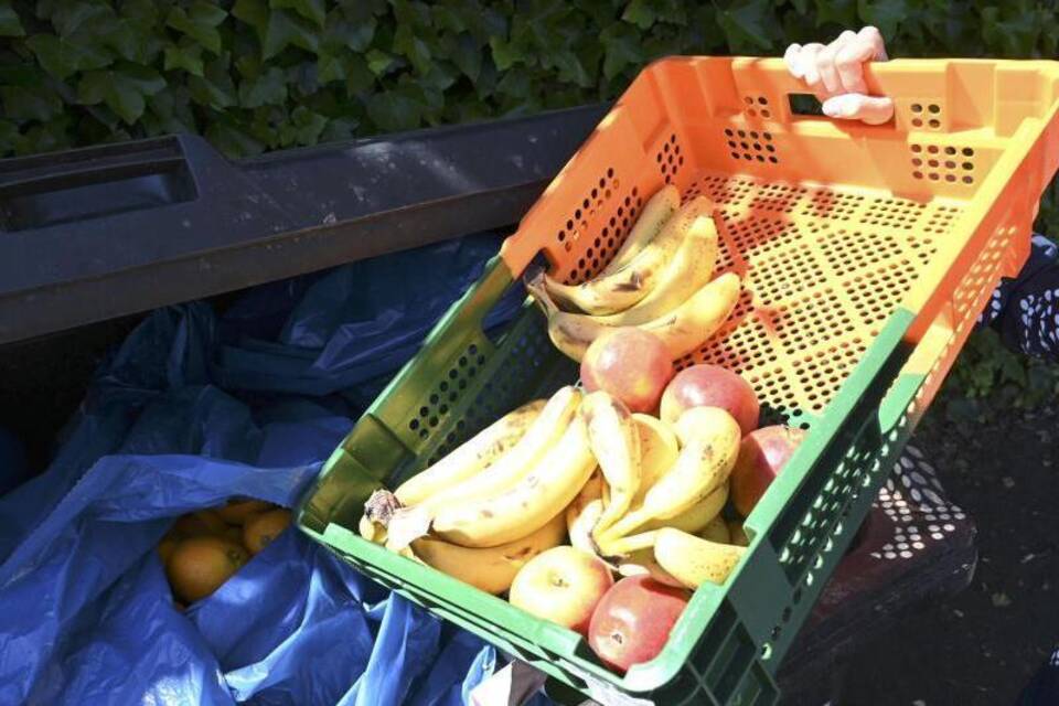"Containern" - Lebensmittel aus der Mülltonne "Containern" - Lebensmittel aus der Mülltonne
