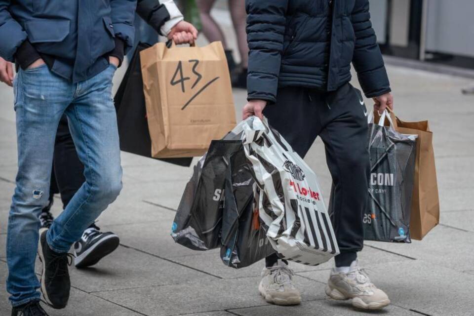 Menschen mit Einkaufstüten Menschen mit Einkaufstüten