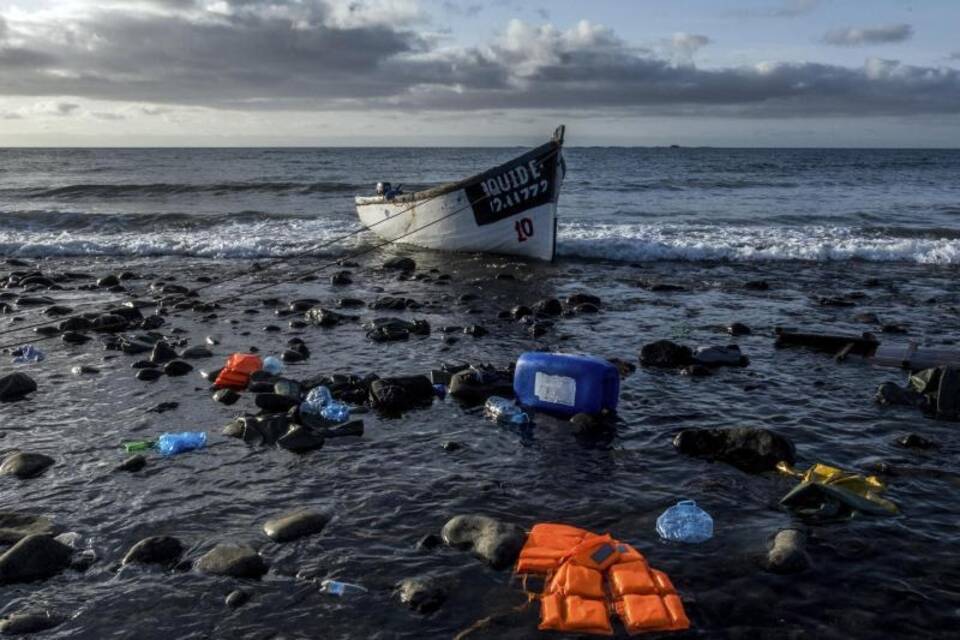 Ein Holzboot an der Küste der kanarischen Inseln Ein Holzboot an der Küste der kanarischen Inseln