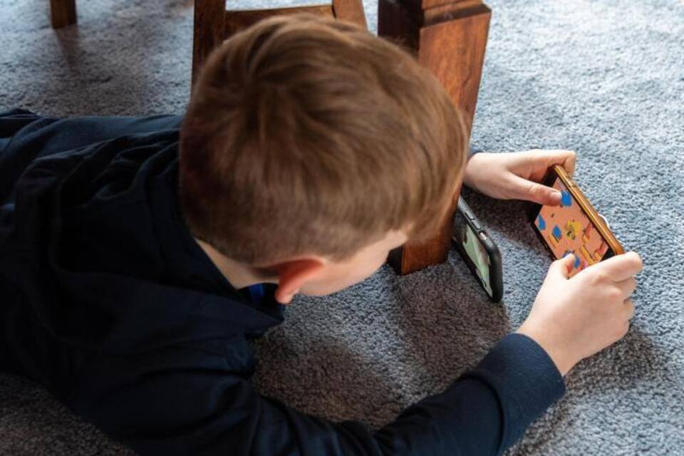 Ein Junge spielt ein Videospiel Ein Junge spielt ein Videospiel