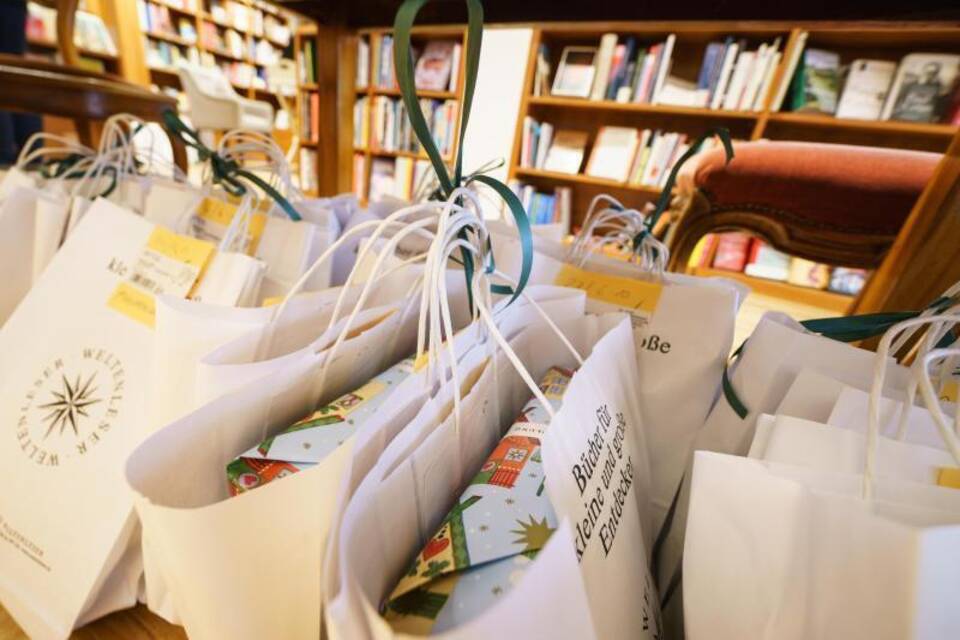 Tüten mit Büchern Tüten mit Büchern