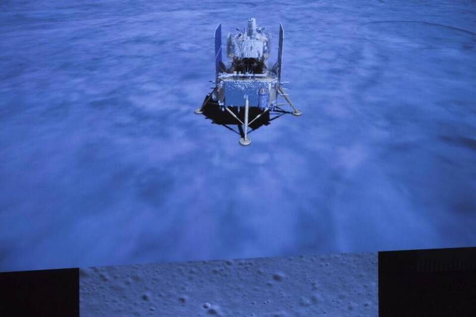 Chinas Raumkapsel mit Mondgestein gelandet