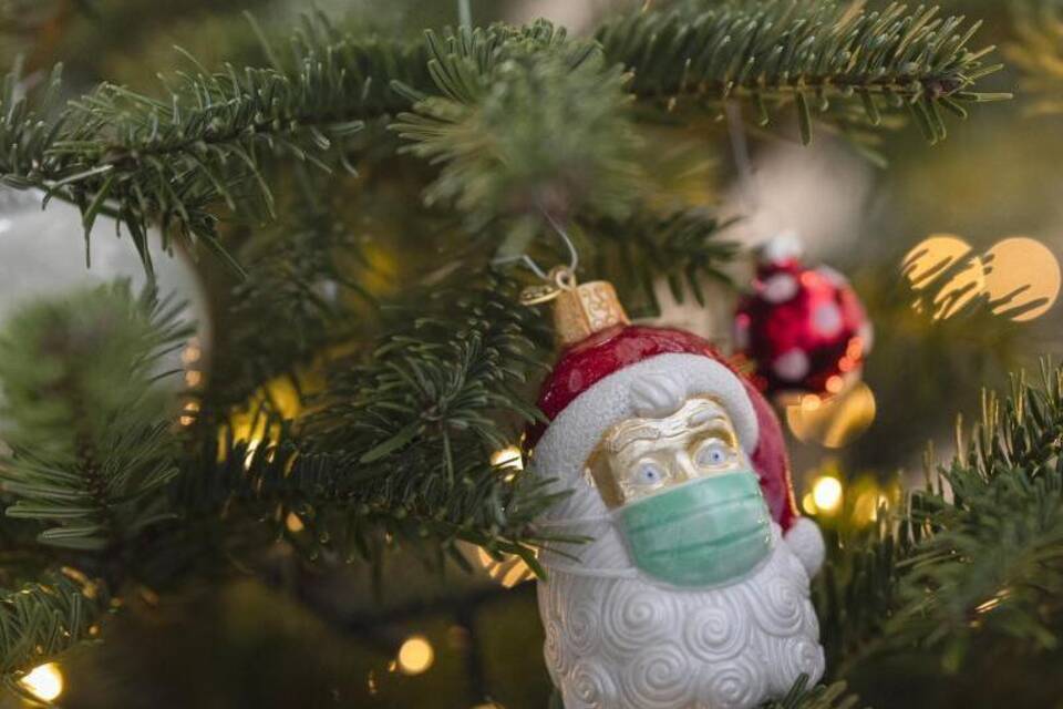 Weihnachtsschmuck an einem Weihnachtsbaum Weihnachtsschmuck an einem Weihnachtsbaum
